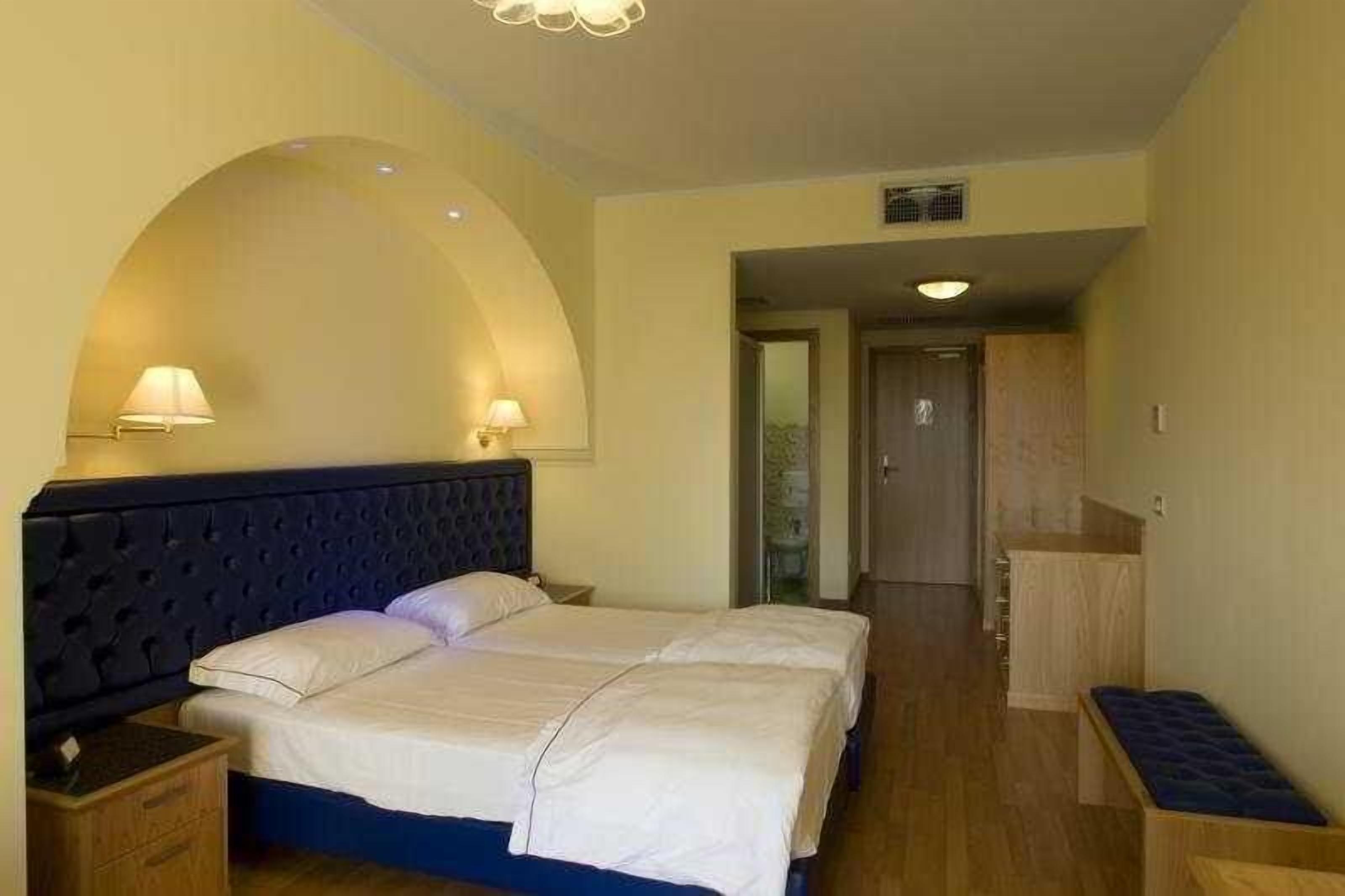 Minibar, coffre-fort, lit de bébé (supplément), accès au Wi-Fi (inclus)