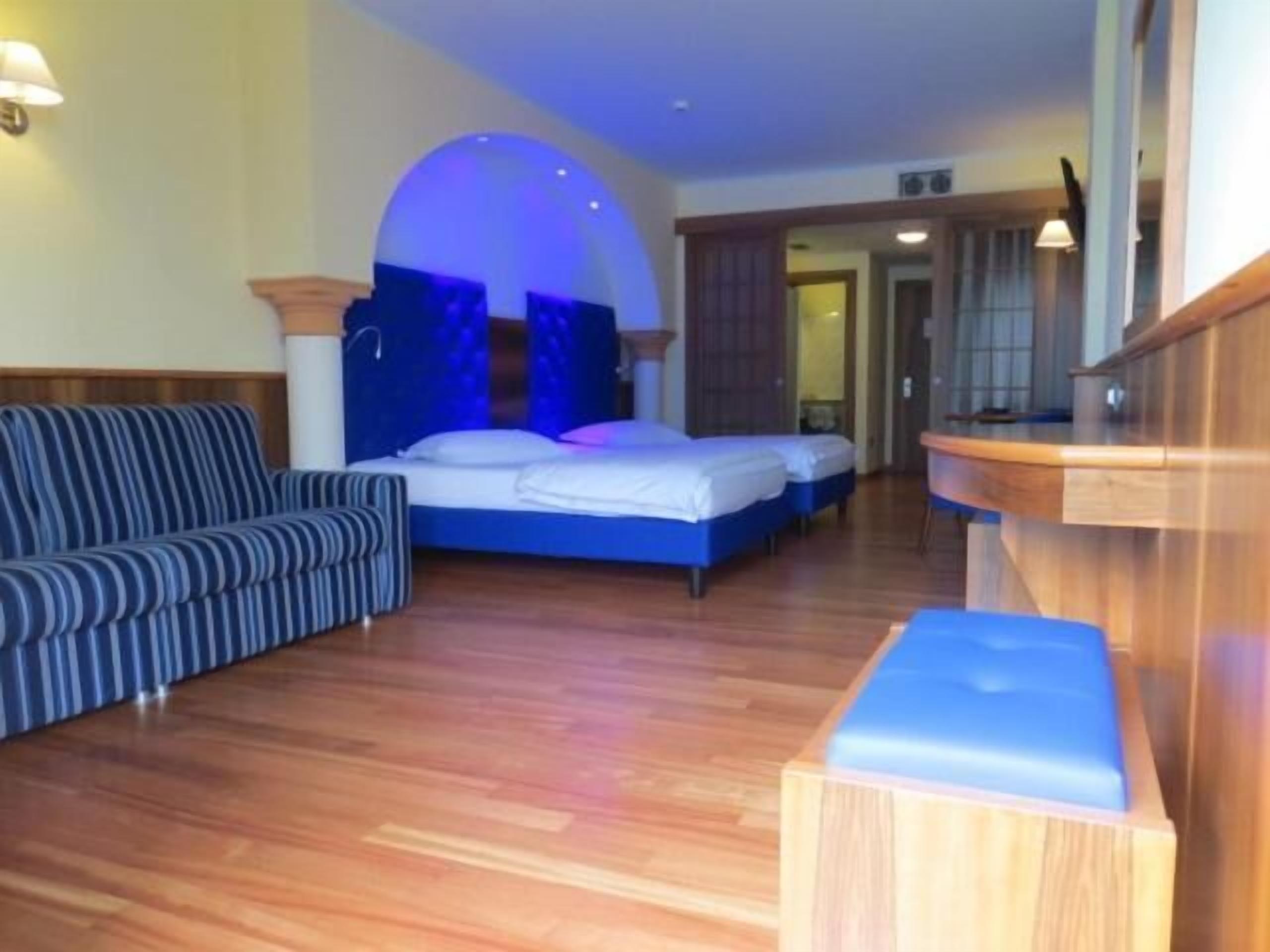 minibar, in-room safe, cots/infant beds, free wifi