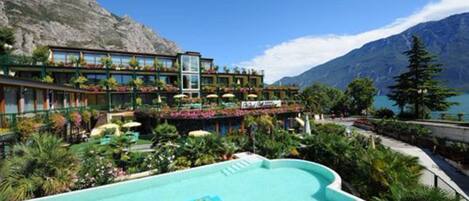 Utomhuspool, parasoller och solstolar