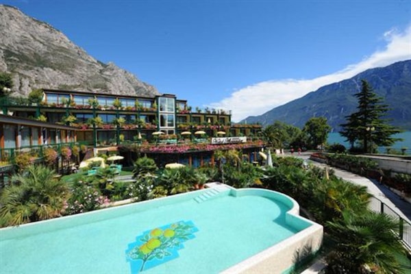 Una piscina al aire libre, sombrillas, tumbonas