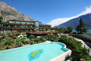 Outdoor pool, pool umbrellas, sun loungers - Hotel Alexander (Limone sul Garda)