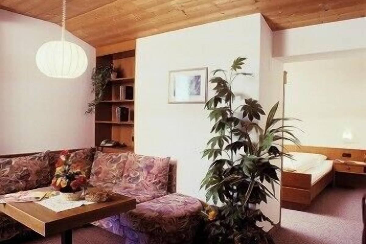 24-inch lcd tv with satellite channels, tv, heated floors