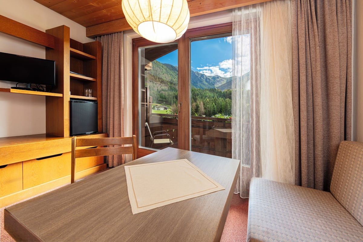 double room with balcony or access to the garden | premium bedding, in-room safe, desk, laptop workspace