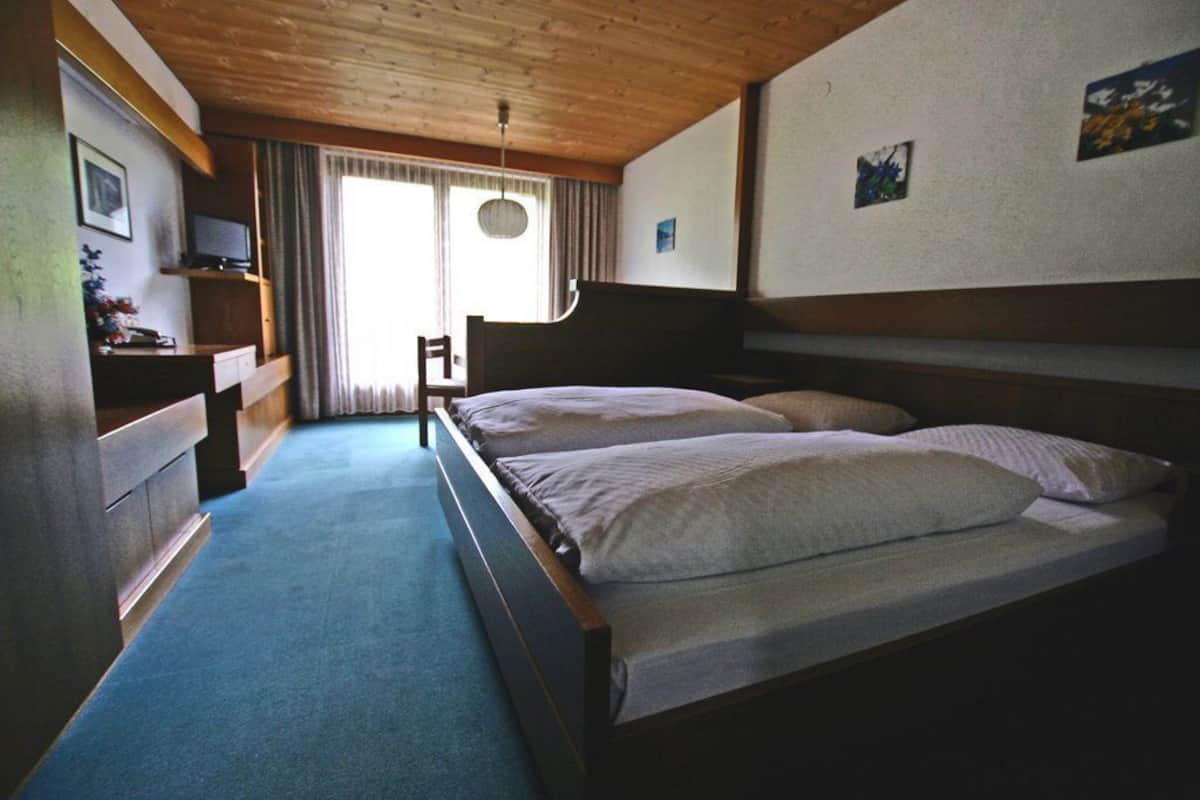 double room with balcony or access to the garden | premium bedding, in-room safe, desk, laptop workspace