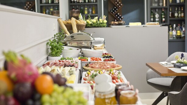 Een buffet met diverse gerechten en een wijnassortiment.