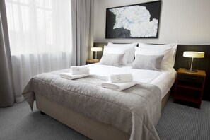 1 kamar tidur, meja kerja, kedap suara, dan setrika/meja setrika