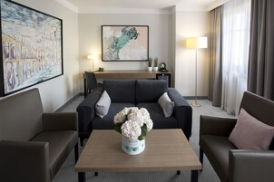 1 bilik tidur, meja, kalis bunyi, seterika/papan seterika 