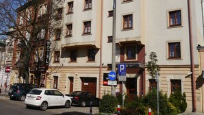 Een meerlaags hotel met een parkeersbord, een 'P'-symbool en een pijlbord.