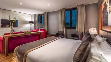 Suite | Down comforters, minibar, in-room safe, desk