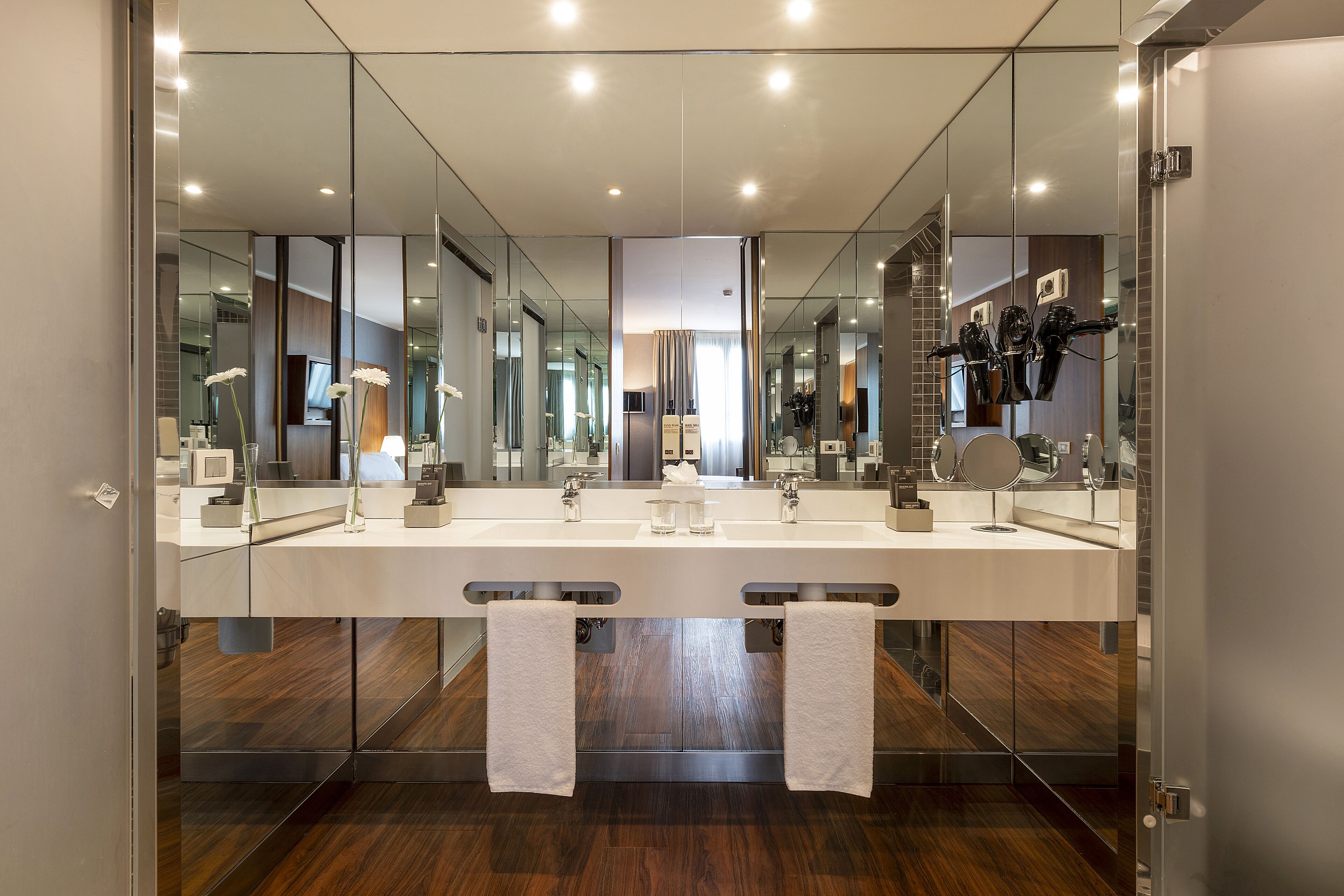 suite | bathroom | combined shower/bathtub, eco-friendly toiletries, hair dryer, bidet