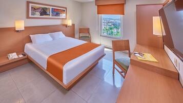 Escritorio, cortinas blackout y tabla de planchar con plancha