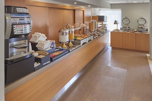 Desayuno con opciones de la cocina local incluido todos los días 