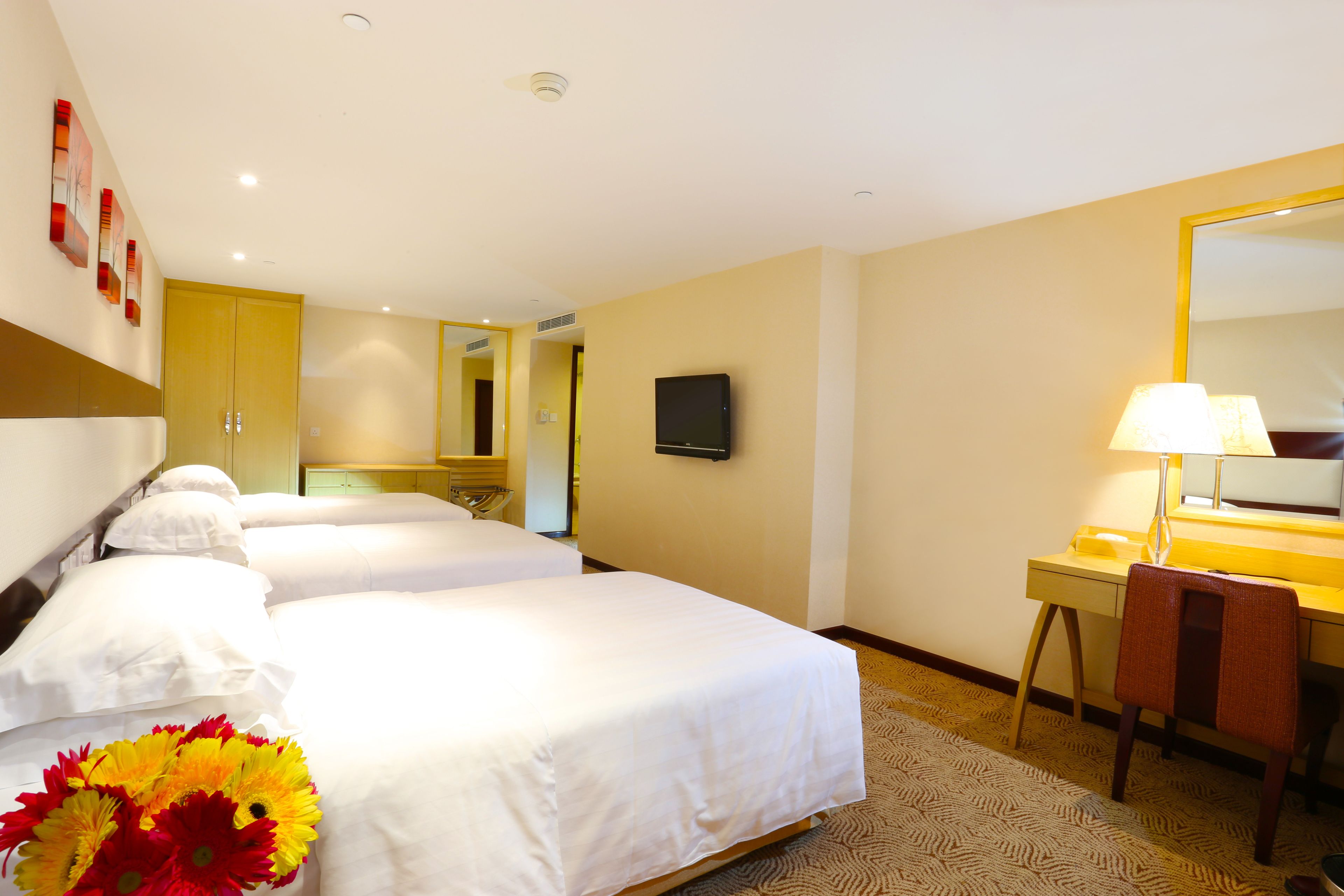 triple room | minibar, in-room safe, desk, iron/ironing board