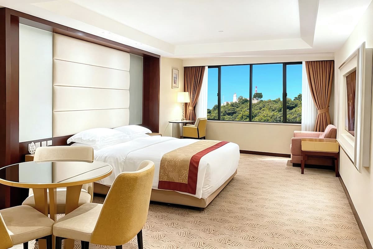 Minibar, in-room safe, desk, iron/ironing board