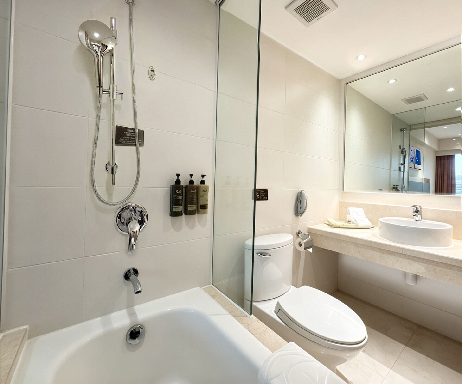 Un baño moderno con bañera, inodoro y ducha.