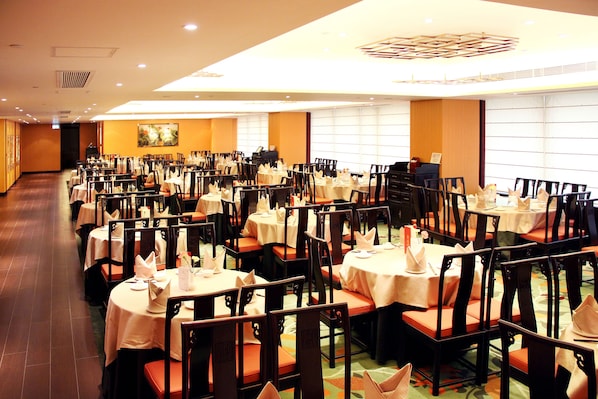 2 restaurants, breakfast, lunch, dinner served; Chinese cuisine