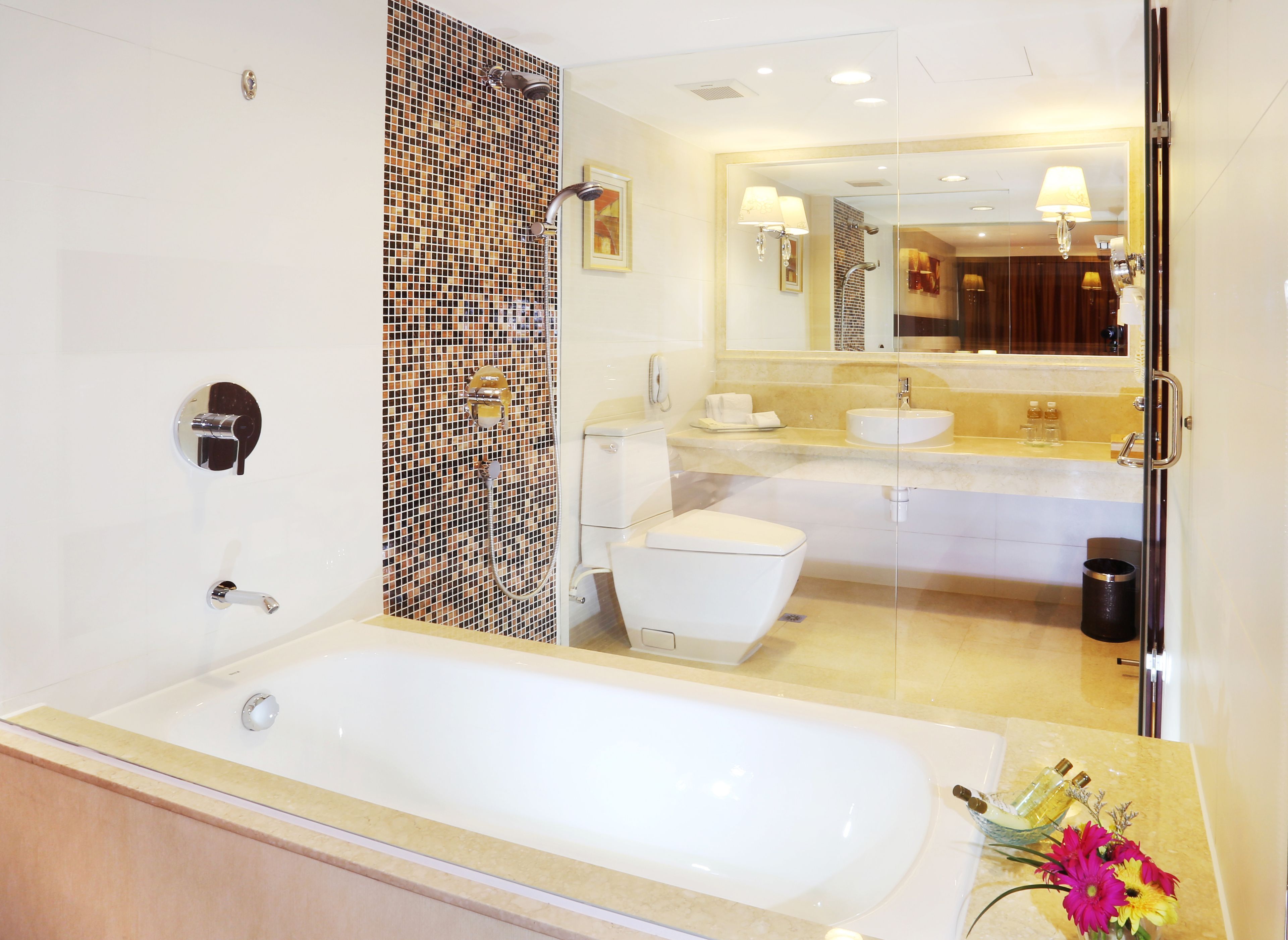 junior suite | bathroom | free toiletries, hair dryer, slippers, towels