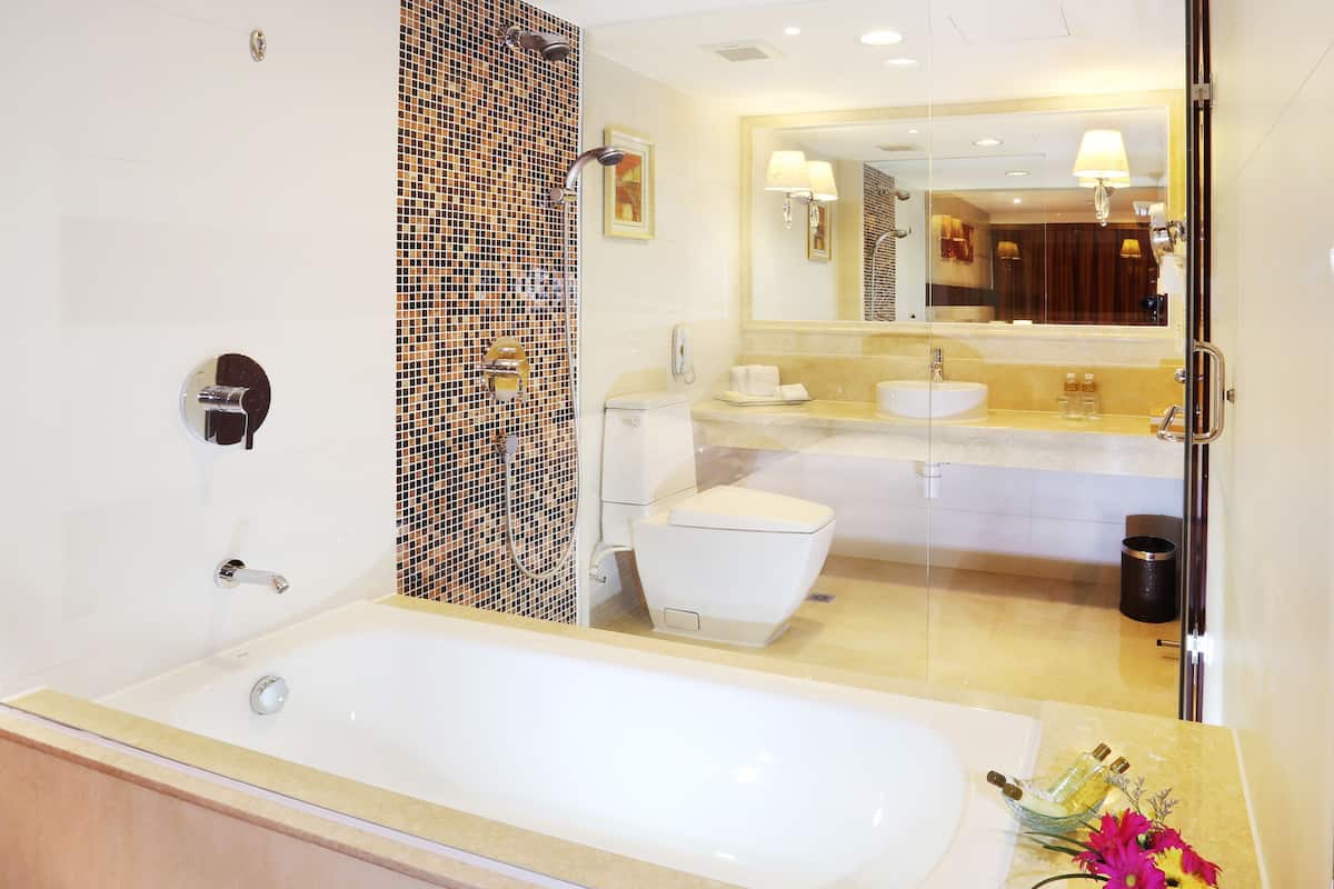 junior suite | bathroom | free toiletries, hair dryer, slippers, towels