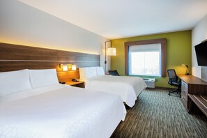 Une chambre d’hôtel avec deux lits, un bureau, une chaise, une télévision et une fenêtre.