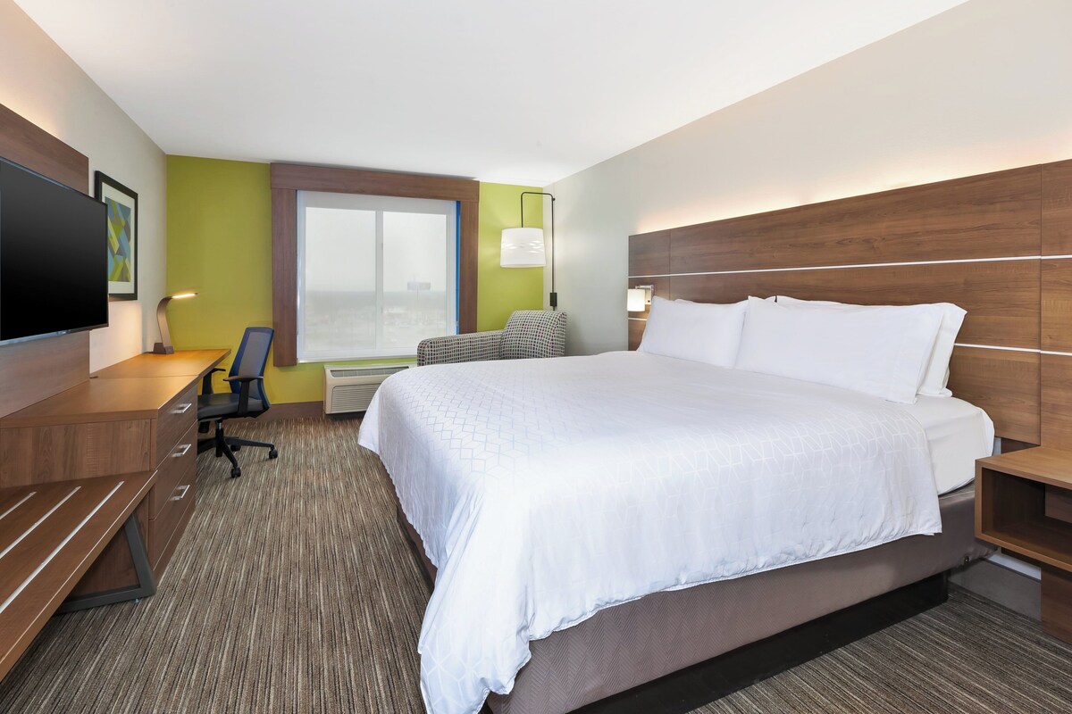 Standard Room, 1 King Bed | In-room safe, desk, blackout curtains, iron/ironing board