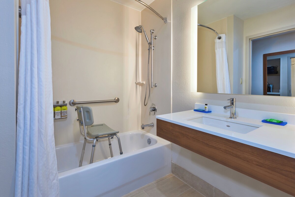 Standard Room, 1 King Bed, Accessible (Communications, Mobility) | In-room safe, desk, blackout curtains, iron/ironing board