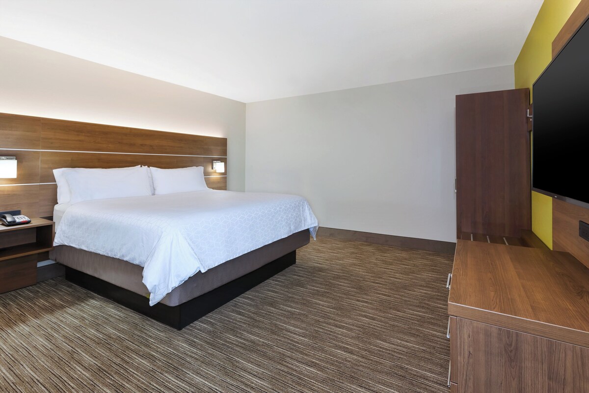 Suite, 1 King Bed (Extra Floor Space) | In-room safe, desk, blackout curtains, iron/ironing board