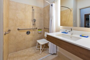 Kamar Standar, 2 Tempat Tidur Queen, difabel mobilitas (Roll-In Shower) | Kamar mandi | Kombinasi shower/bathtub dan perlengkapan mandi gratis