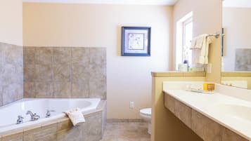 Presidential Suite | Bathroom | Combined shower/tub, free toiletries, hair dryer, towels