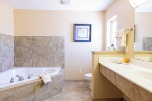 Presidential Suite | Bathroom | Combined shower/tub, free toiletries, hair dryer, towels - Blue Mountain Inn And Suites (Rangely)