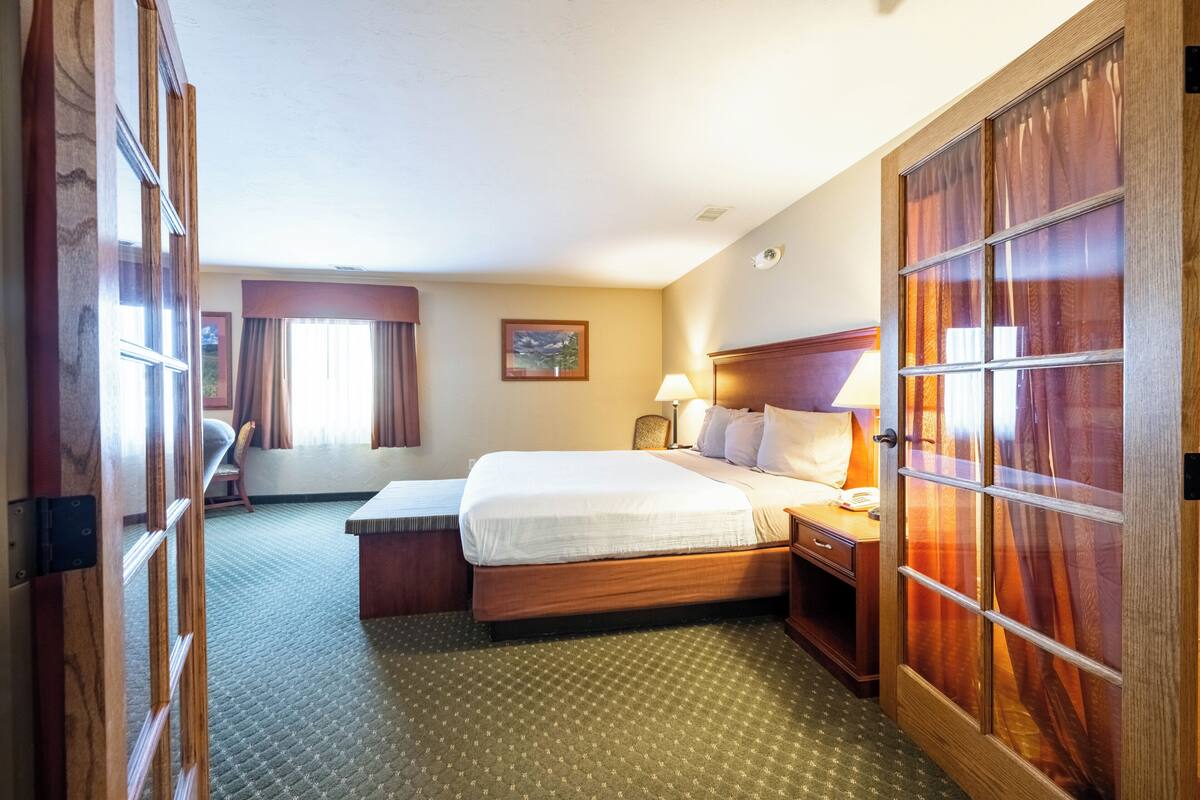 Presidential Suite | Desk, cribs (surcharge), rollaway beds (surcharge), WiFi (free)