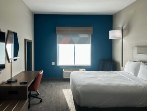 Bar mini, peti besi dalam bilik, meja, langsir/tirai gelap terus 