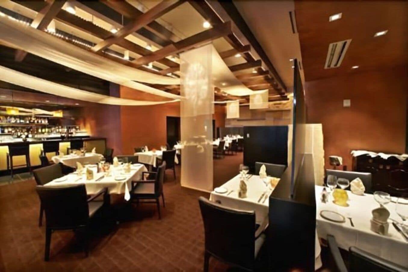 3 restaurants, breakfast served, american cuisine