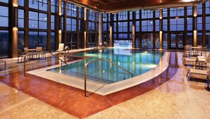 Kolam renang indoor dan kolam renang outdoor, dengan cabana gratis