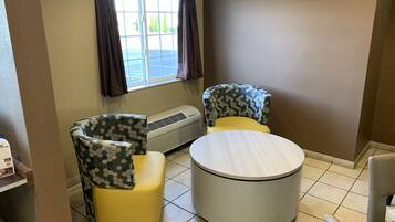 Coin salon dans le hall