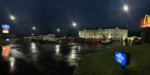 Fachada de la propiedad por la tarde o noche