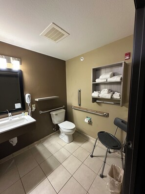 Habitación, 1 cama Queen size, con acceso para personas discapacitadas, para no fumadores (Mobility) | Baño | Tina con regadera, secadora de cabello, toallas, jabón 