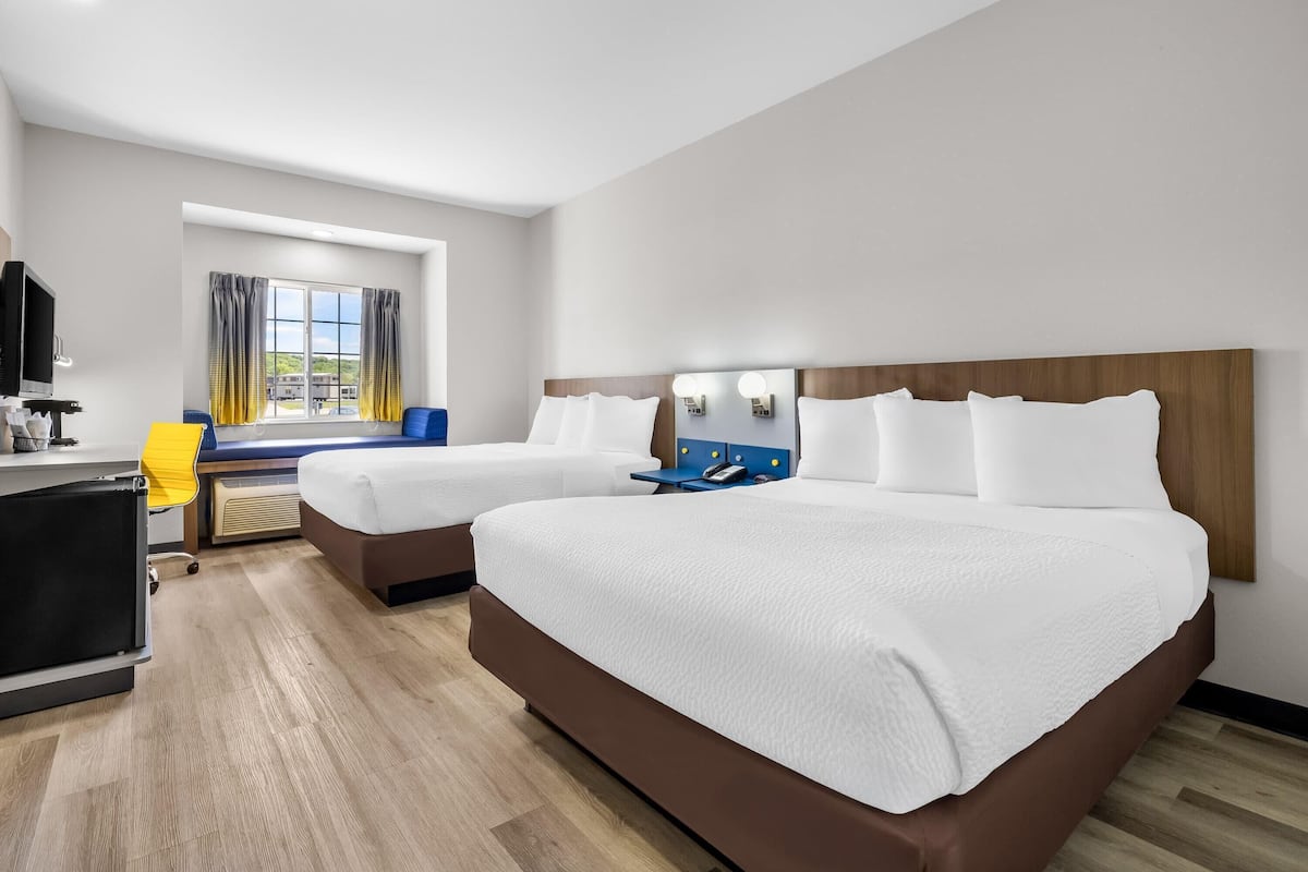 Habitación, 2 camas Queen size, con acceso para personas discapacitadas (Mobility) | Decoración personalizada, muebles diferentes y escritorio