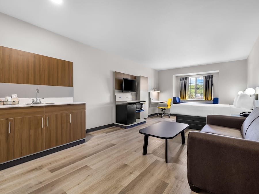 Studiosuite, 1 queensize-seng, ikke-røyk | Individuelt dekorert, individuelt innredet og skrivebord