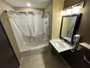 Combined shower/tub, hair dryer, towels, soap - Microtel Inn & Suites by Wyndham Prairie du Chien (Prairie Du Chien)