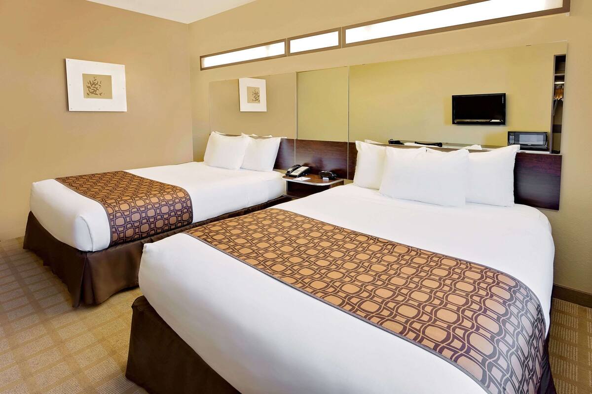 individually decorated, individually furnished, desk, laptop workspace