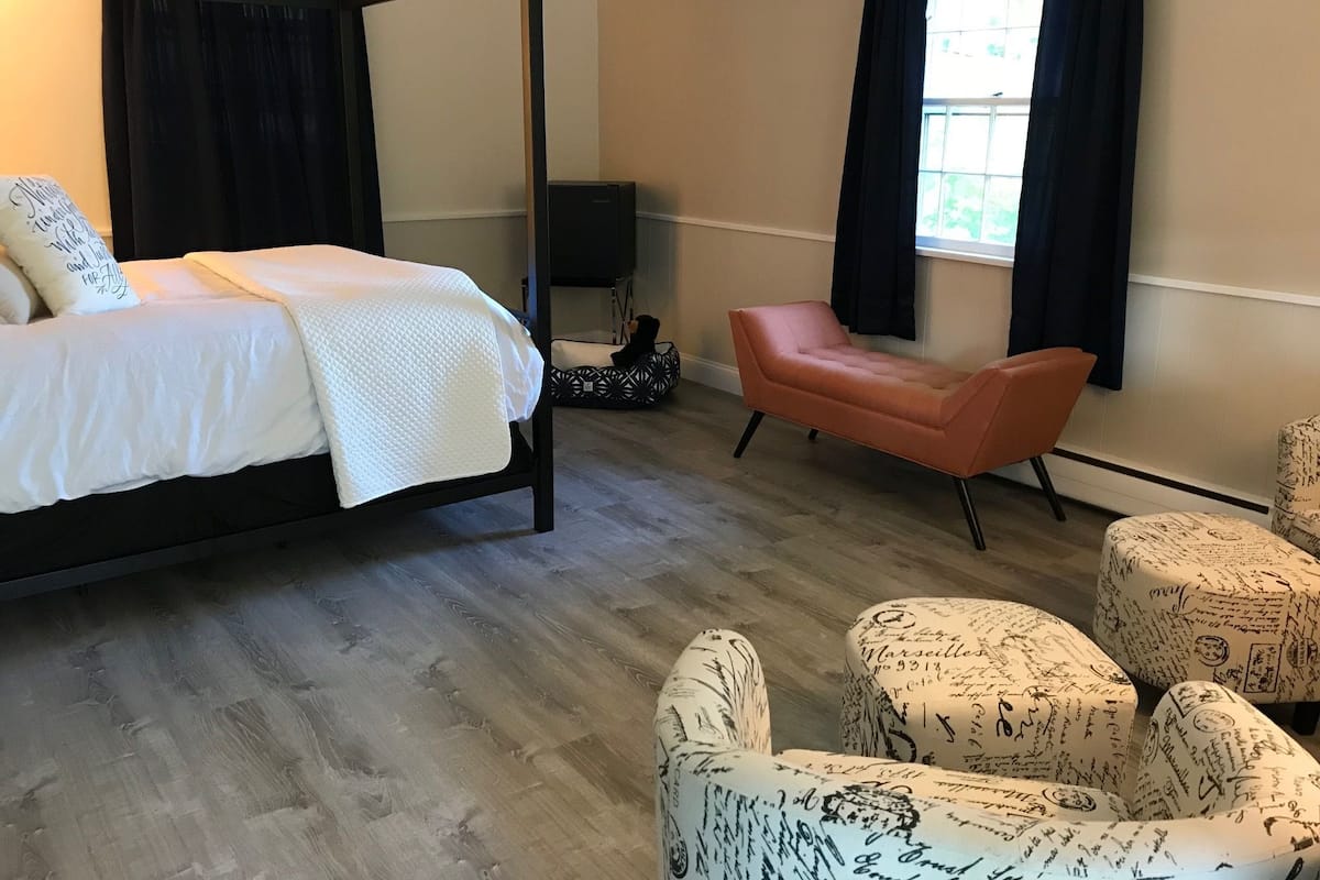 Deluxe Room, 1 Queen Bed, Mountainside | 1 bedroom, individually decorated, individually furnished