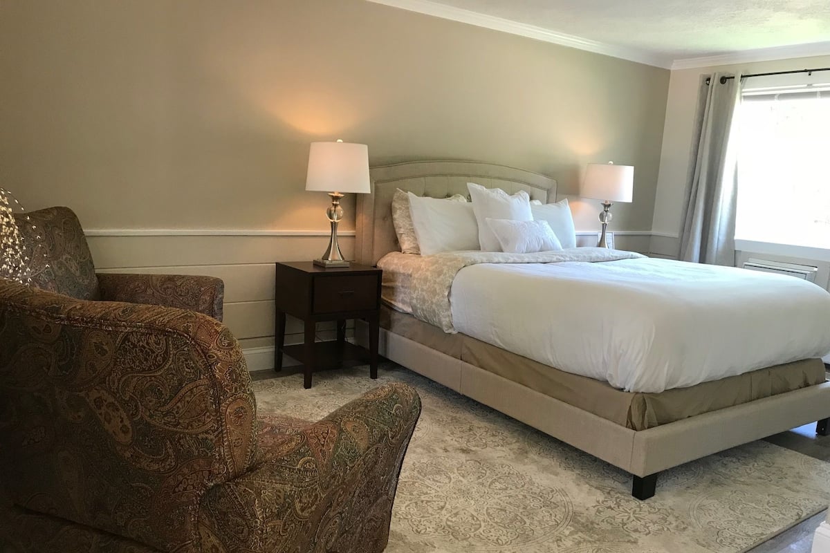Standard Room, 1 Queen Bed | 1 bedroom, individually decorated, individually furnished