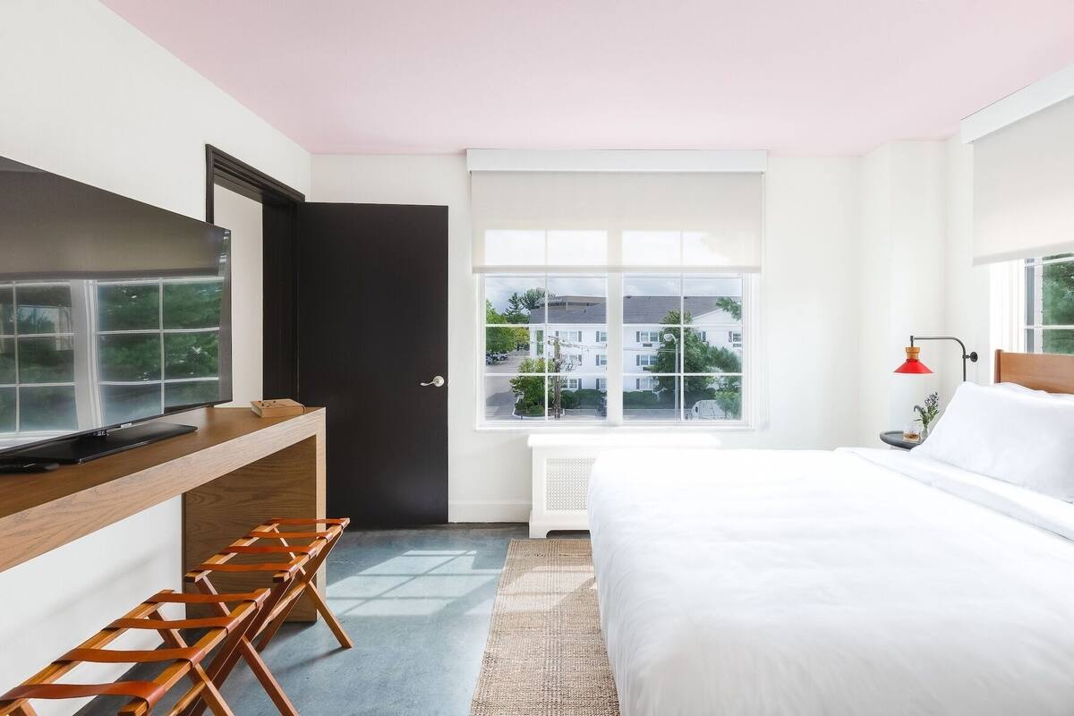 Hochwertige Bettwaren, laptopgeeigneter Arbeitsplatz