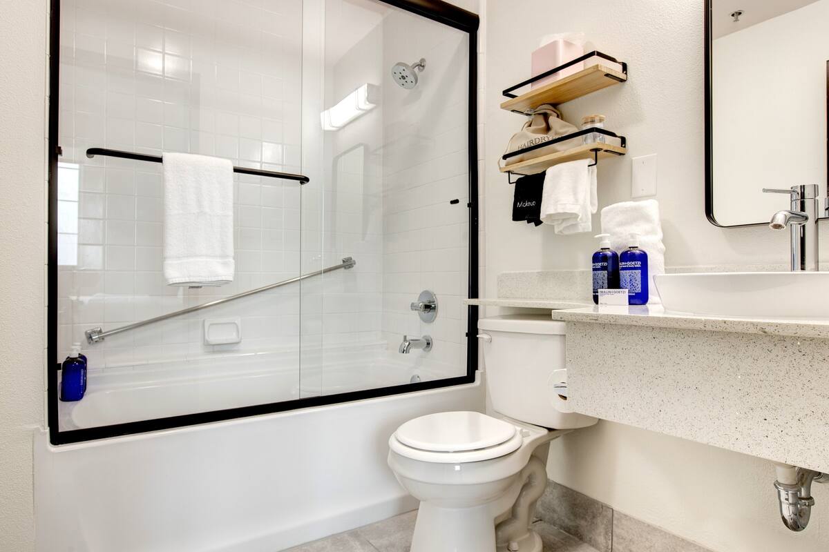 combined shower/bathtub, eco-friendly toiletries, hair dryer, towels