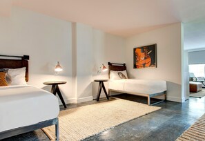 Suite superior, varias camas (Family Two Room Suite King / 2 Twins) | Ropa de cama de alta calidad y espacio para trabajar con laptop