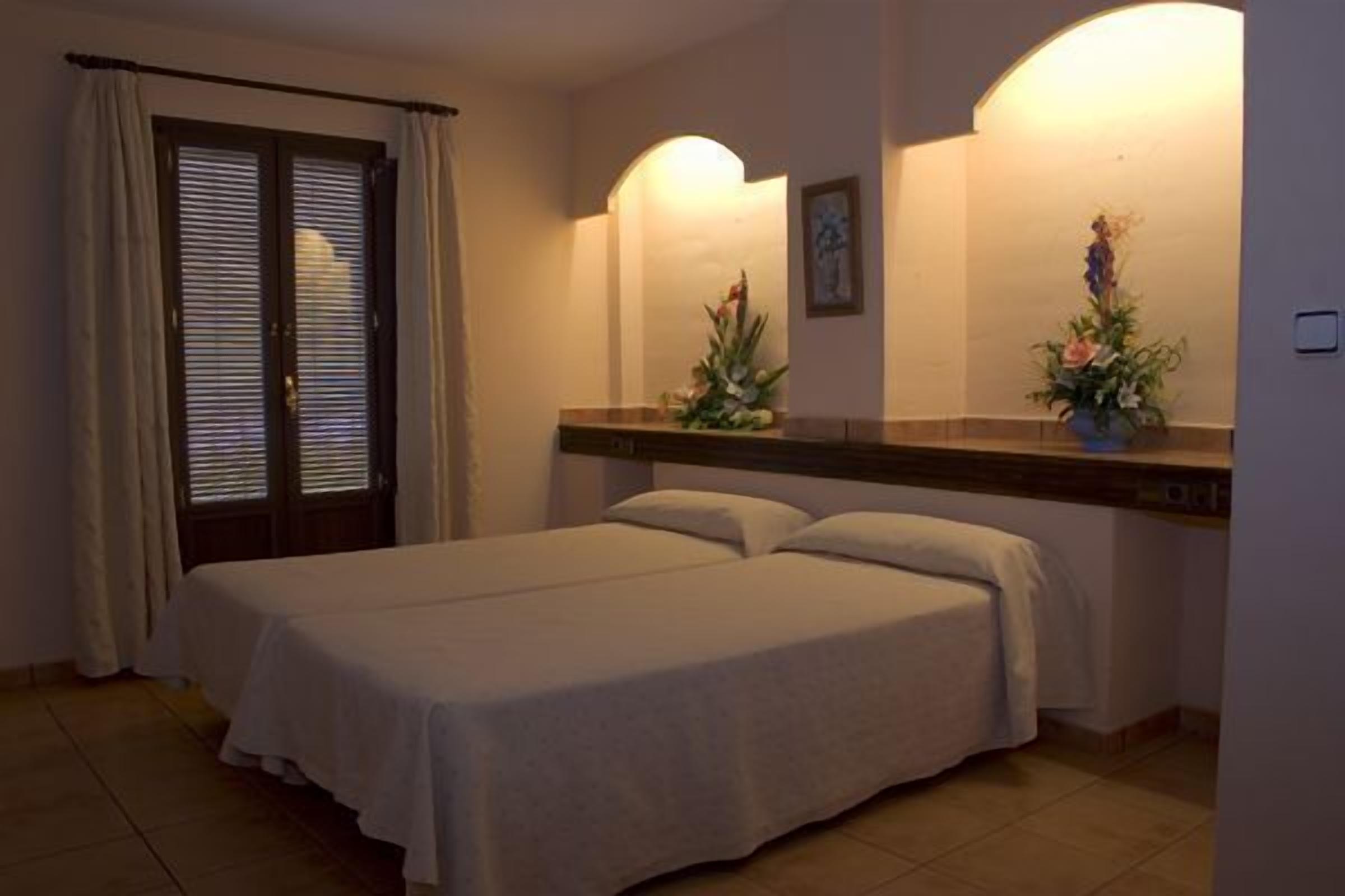 desk, soundproofing, free cots/infant beds, bed sheets