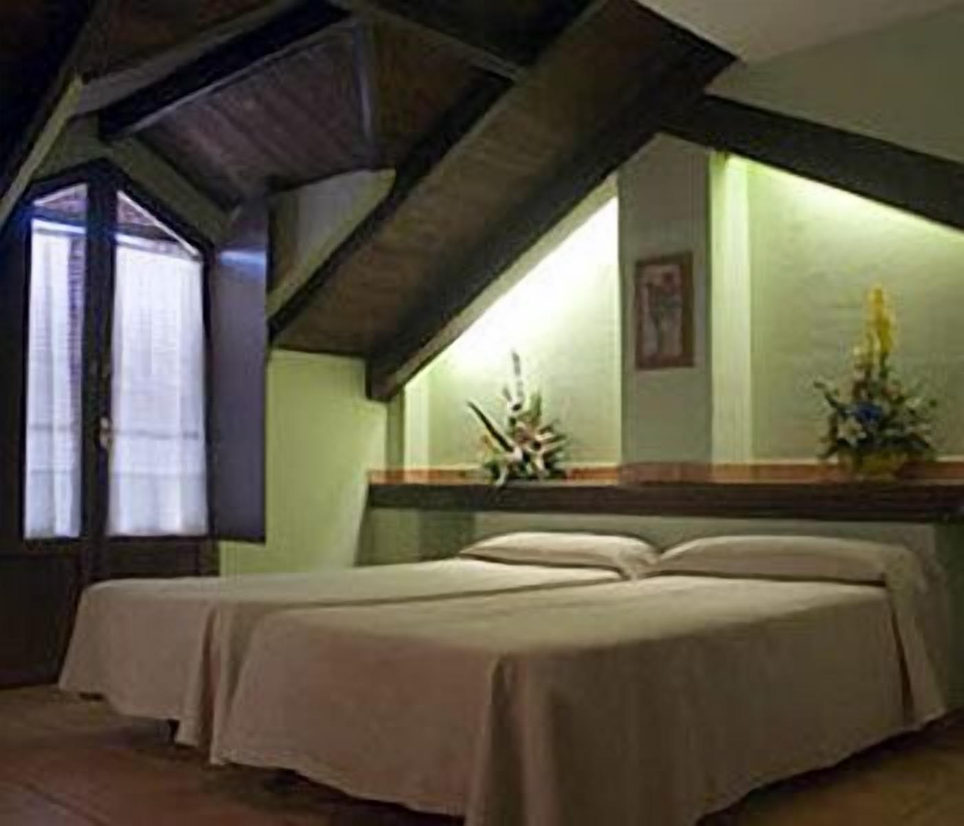 double room | desk, soundproofing, free cots/infant beds, bed sheets