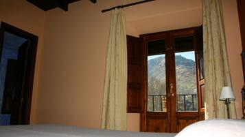 Escritorio, sistema de insonorización, cunas gratuitas y ropa de cama