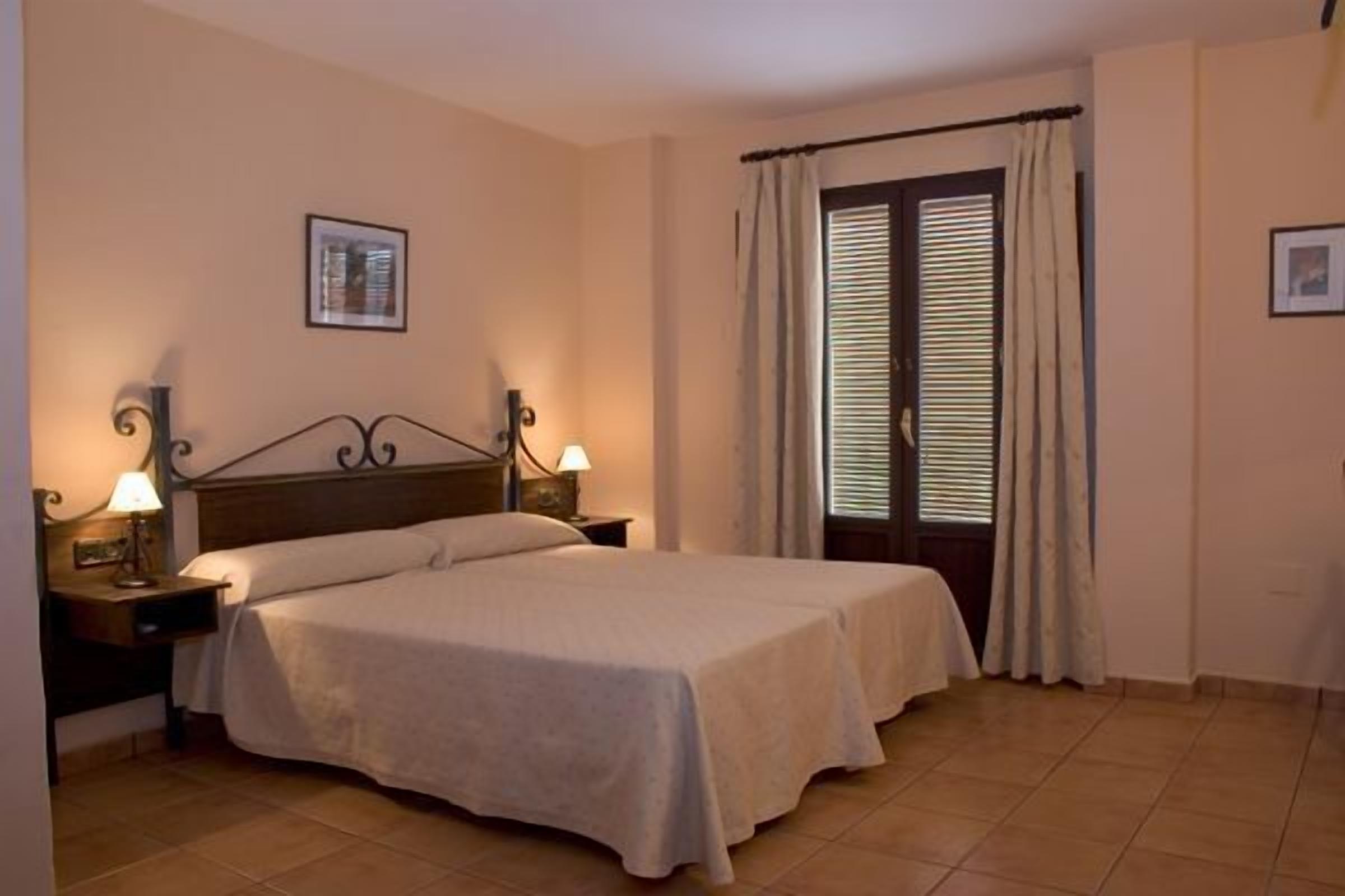 desk, soundproofing, free cots/infant beds, bed sheets