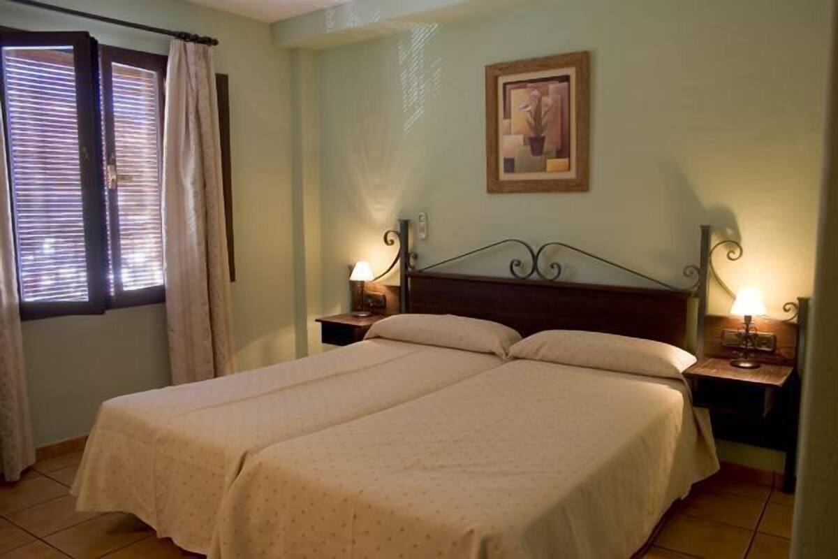 Double Room | Desk, soundproofing, cribs (free), bed sheets